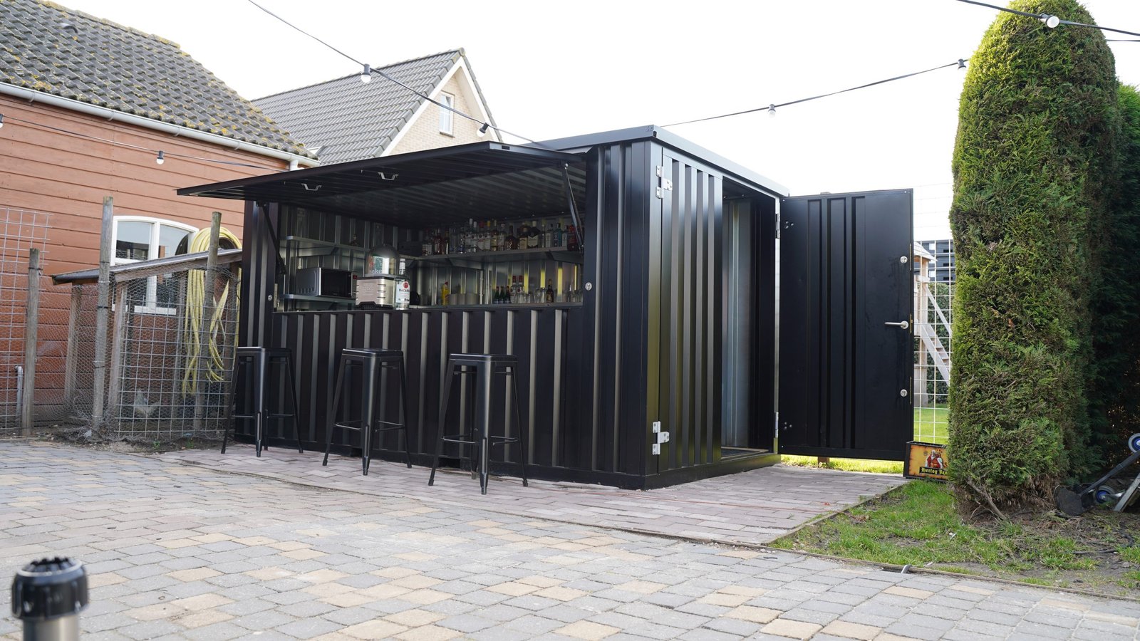 Schwarzer Bar Container 4x2 XL RAL 9005 mit Verkaufsklappe