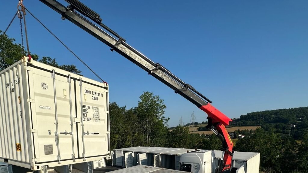 Container Lieferung: Abladung eines Containers per Kran-LKW